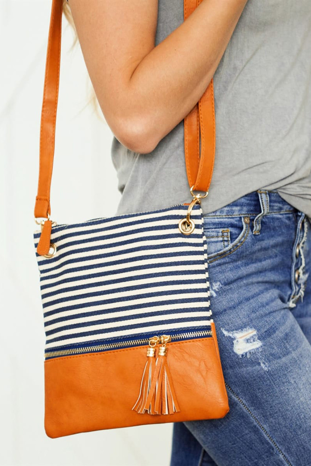 US 10.47 Trendy Stripes Crossbody Bag Wholesale